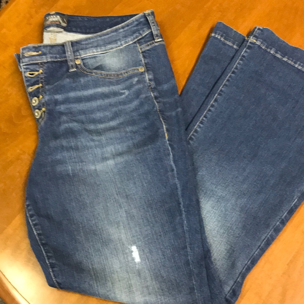 CuTe NWT Torrid 14 MidRise Flare Button-fly Jeans